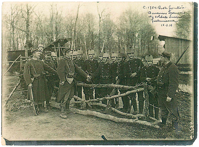 Soldats français et suisses à la frontière en 1916